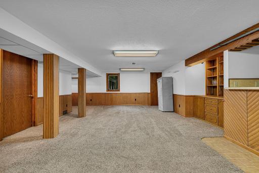 Family room w wet bar, Future 3rd bedroom