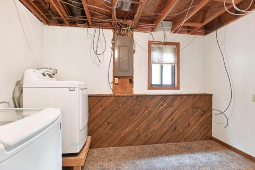 Big laundry / utility room complete with laundry tub