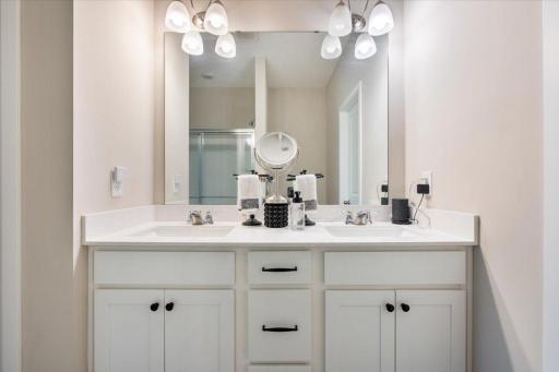 Primary bath w double sinks