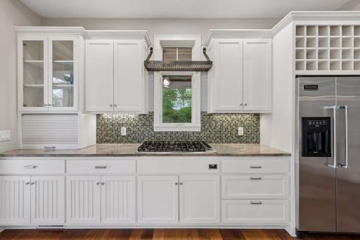 Professional-grade cooking! Features a 6-burner gas Viking cooktop, wall convection oven, and built-in microwave. The premium cabinetry is a storage masterpiece with an appliance garage, a pull-out spice rack, and lower-level pullouts.