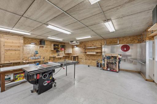 A dream workspace for any hobbyist or craftsman. This clean workshop comes fully equipped with a dedicated 100-amp subpanel capable of running 220V 60A machinery, and an integrated in-floor dust collection system.