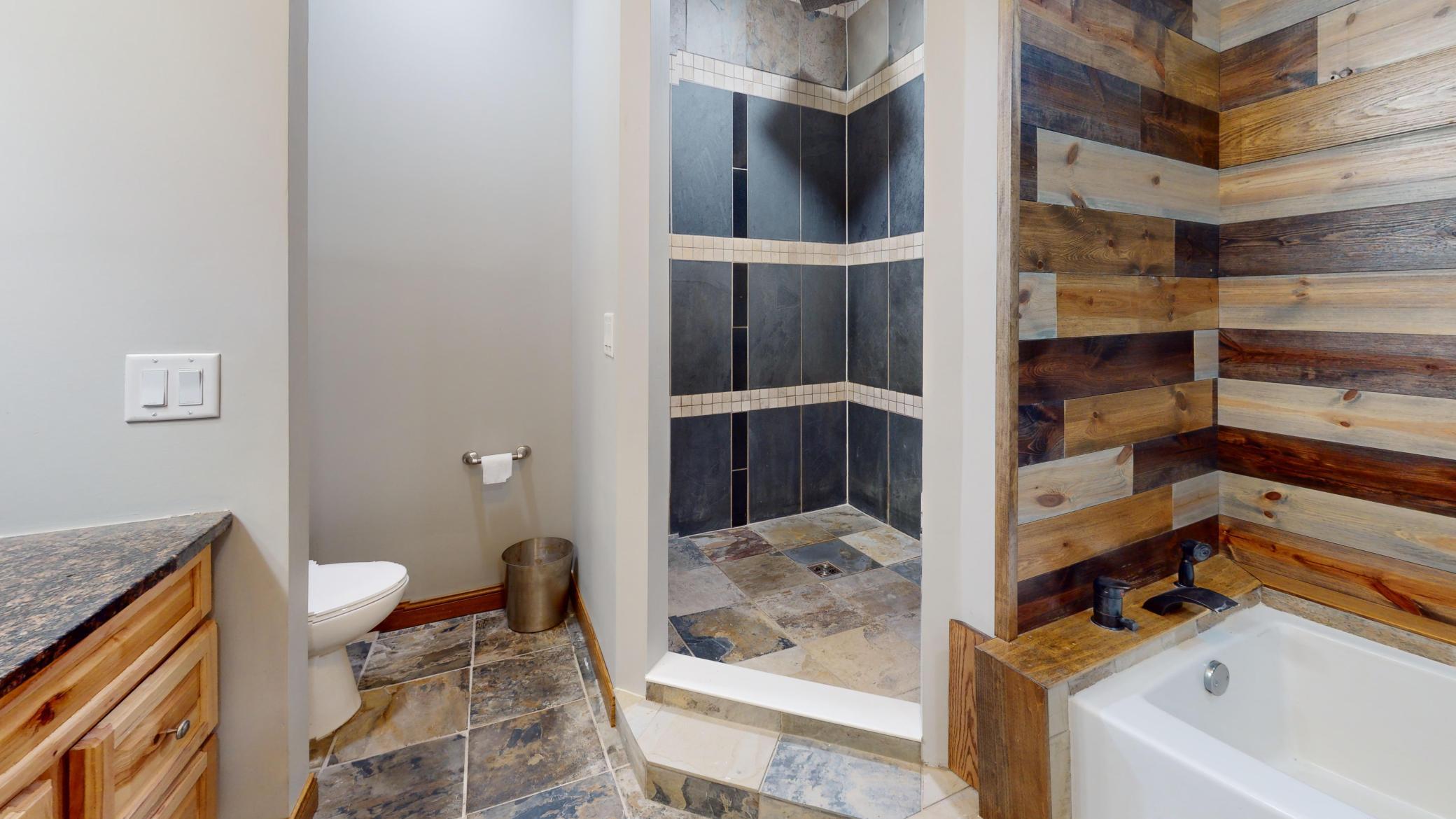 25395-County-Highway-6-Bathroom 5.jpg