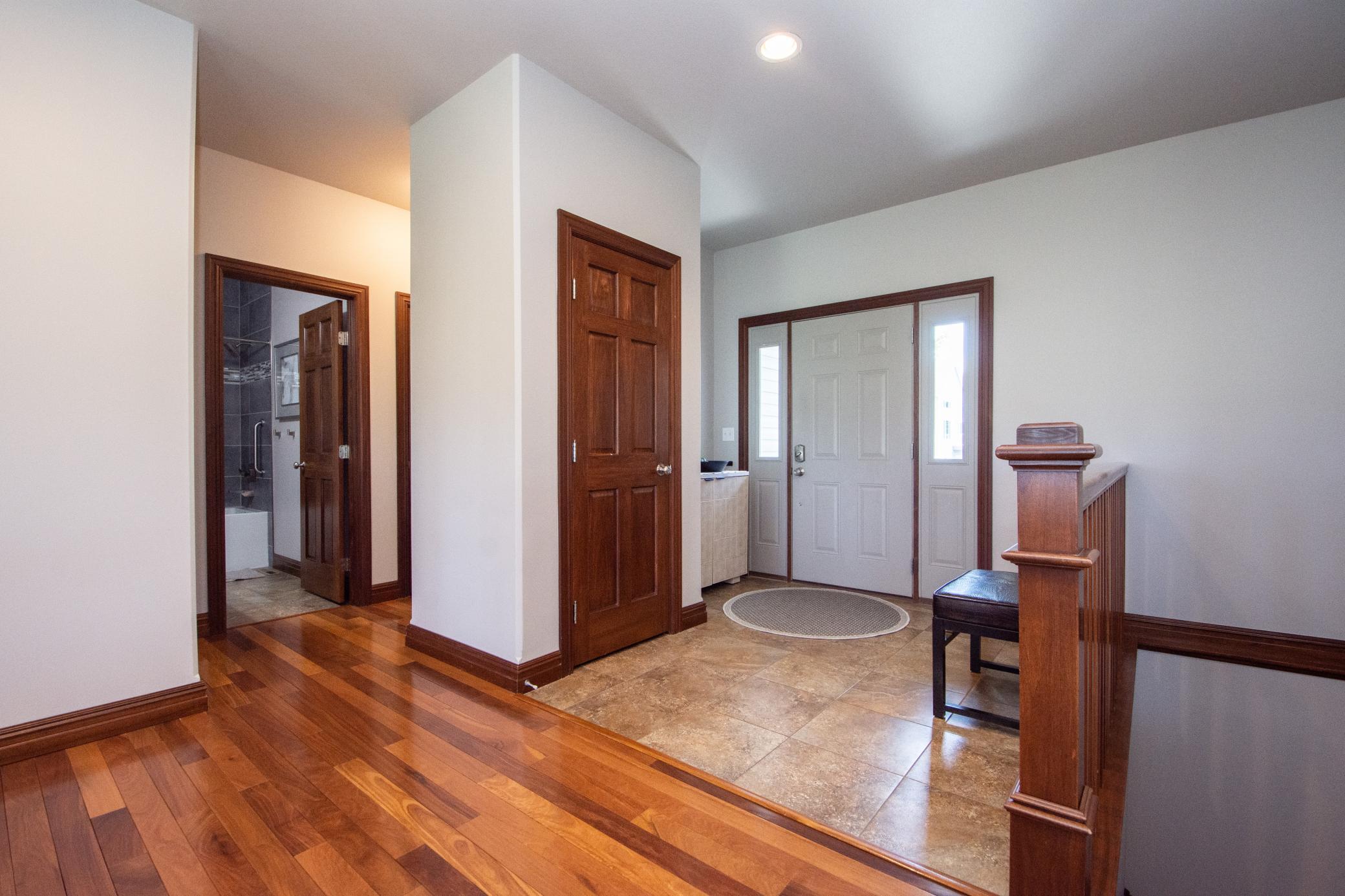 Large Foyer w/Closet