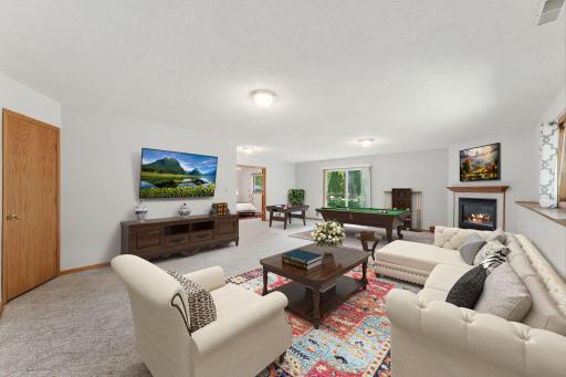 404 Minnesota Avenue, Roseville, MN 55113