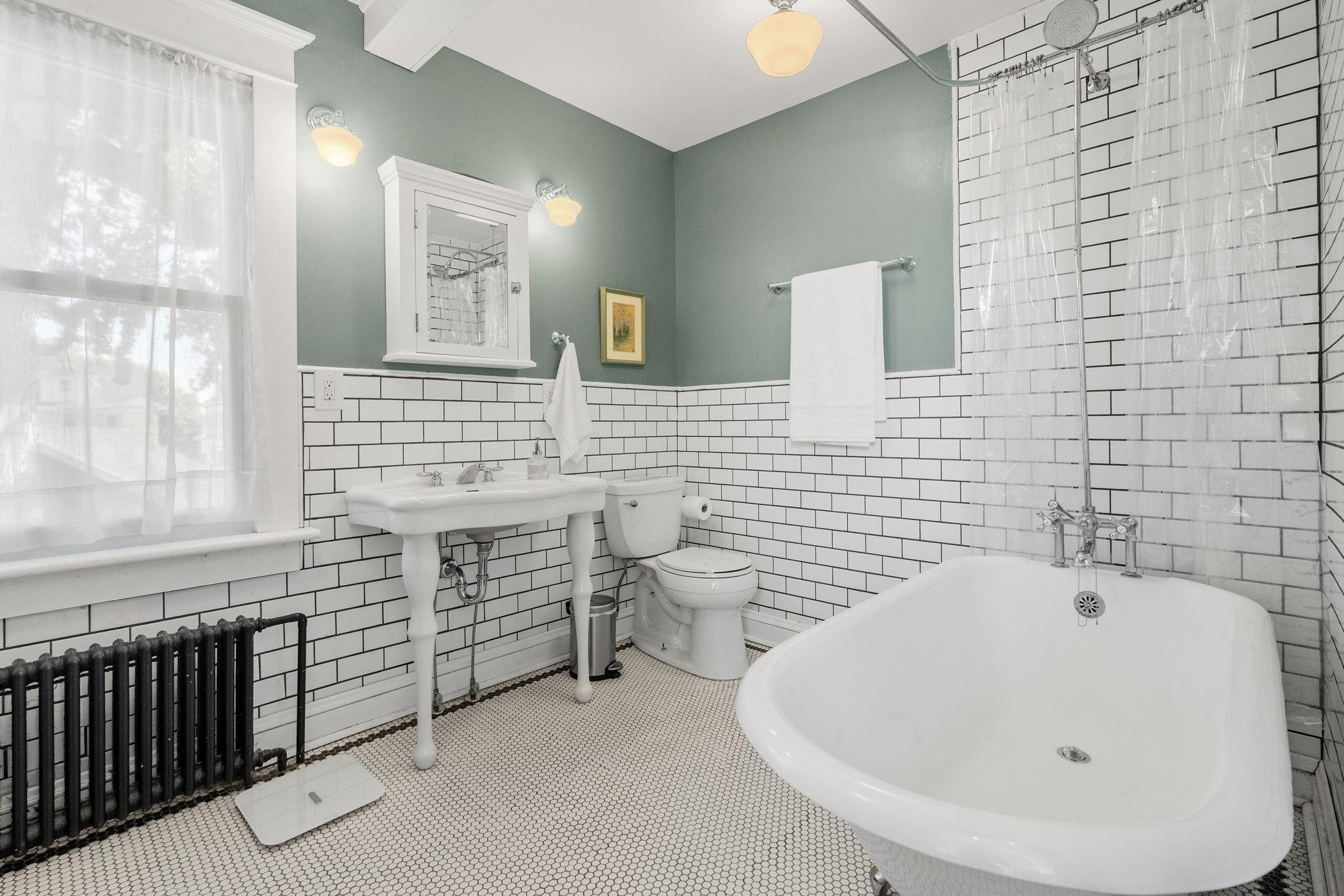Full upper level bath