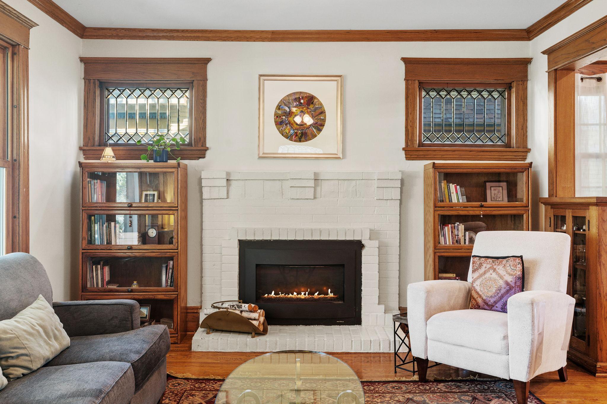 Gas burning fireplace
