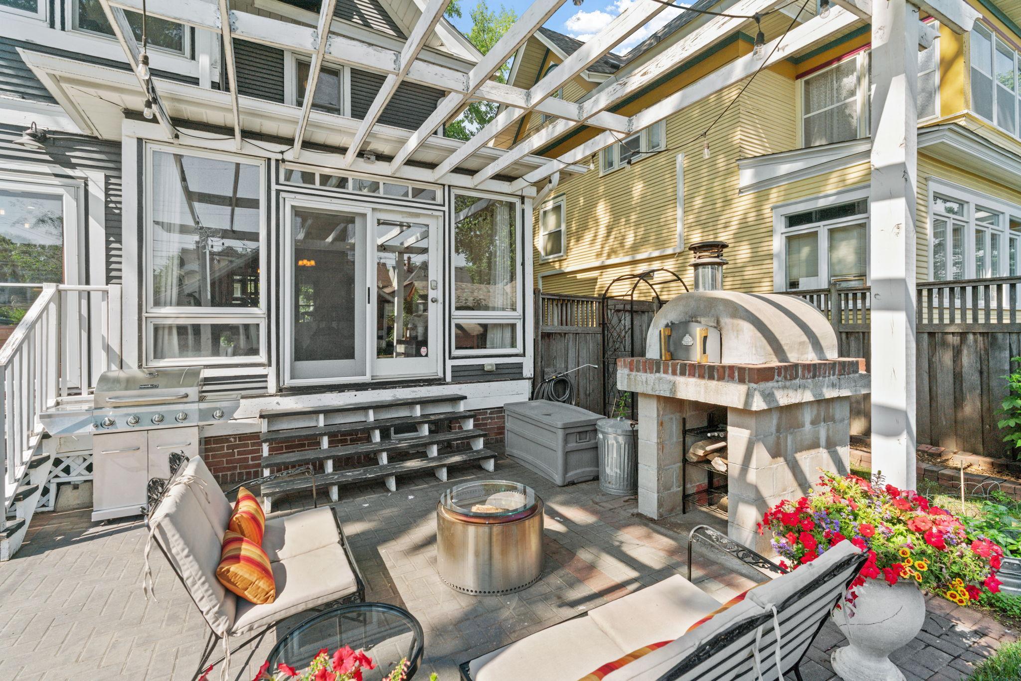 Enjoy your own outdoor pizza oven on the fantastic patio