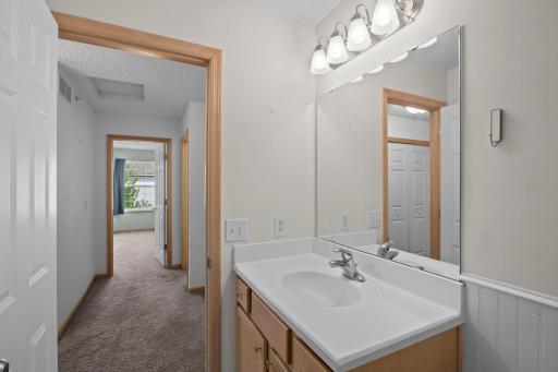 Upper level full bath with jetted tub - each bed room has it's own bathroom