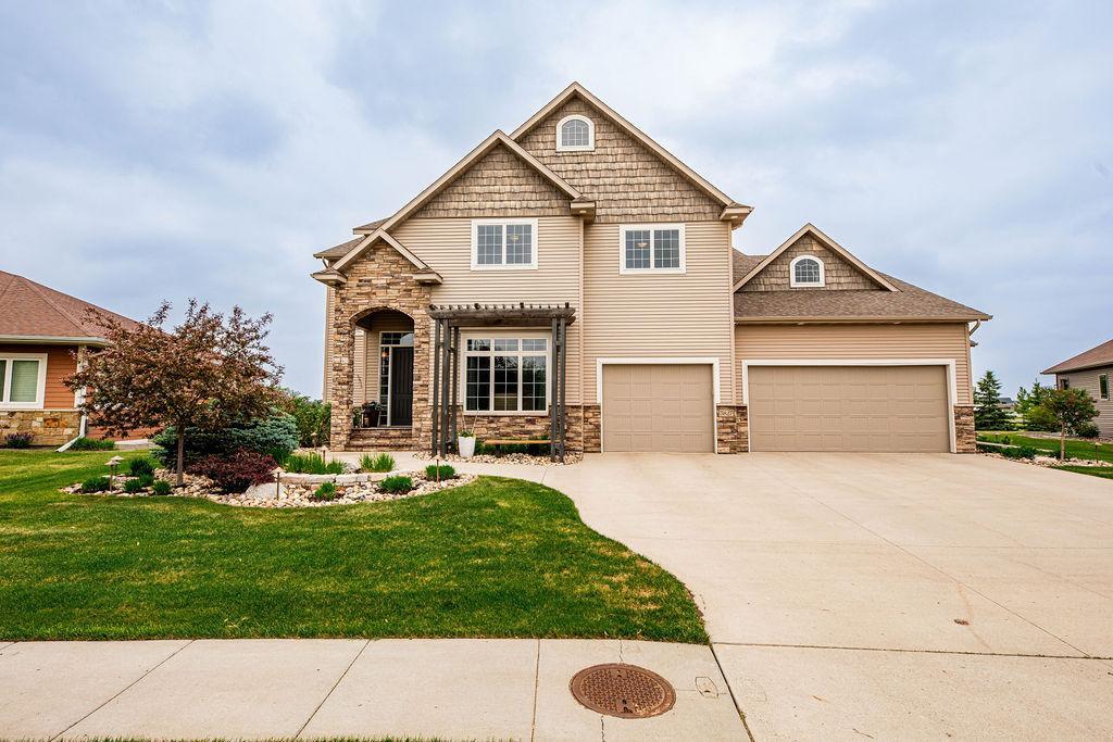 5827 Silverleaf Drive S, Fargo, ND 58104
