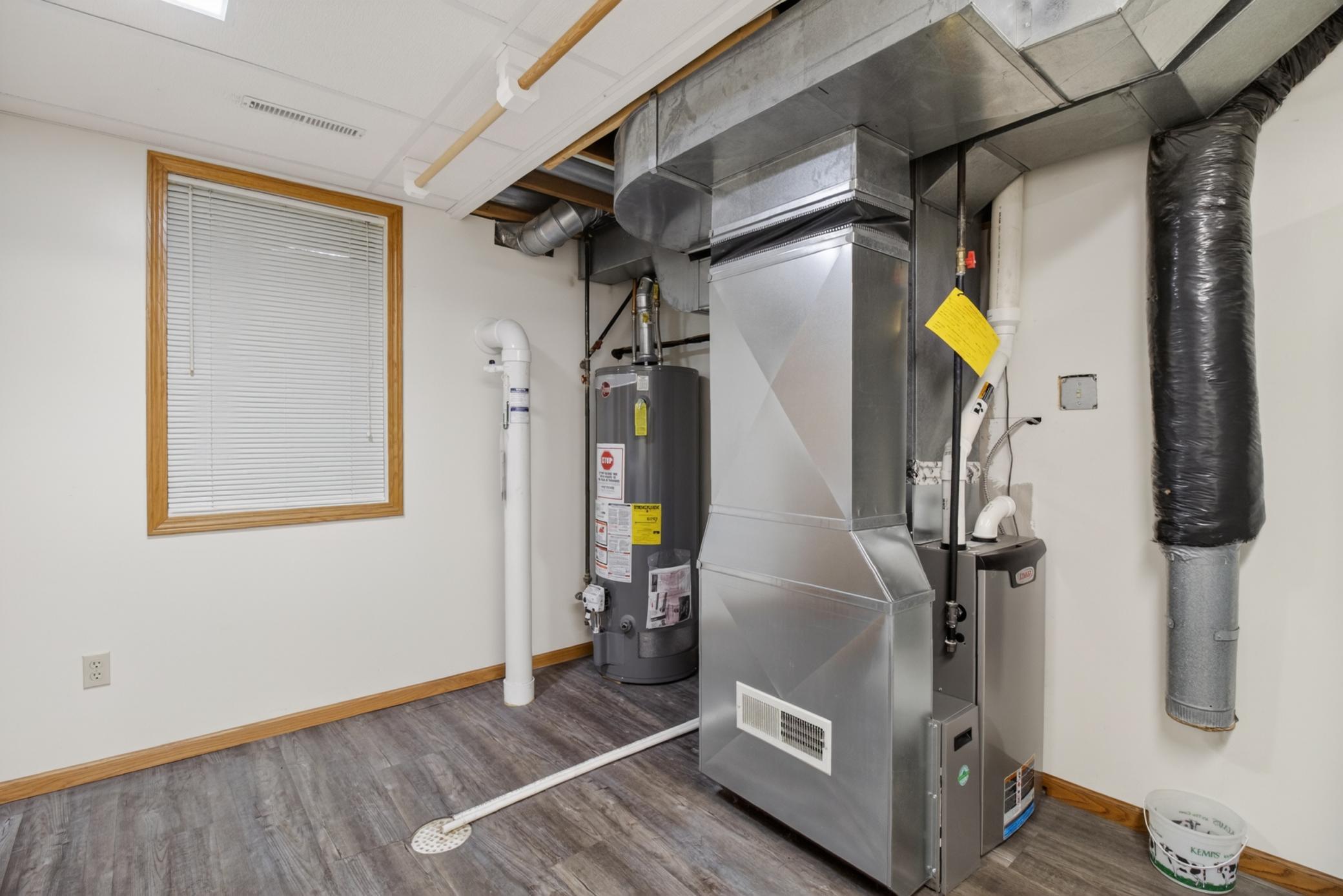Natural Gas Forced Air Furnace with Central Air Conditioning/ Natural Gas Water Heater