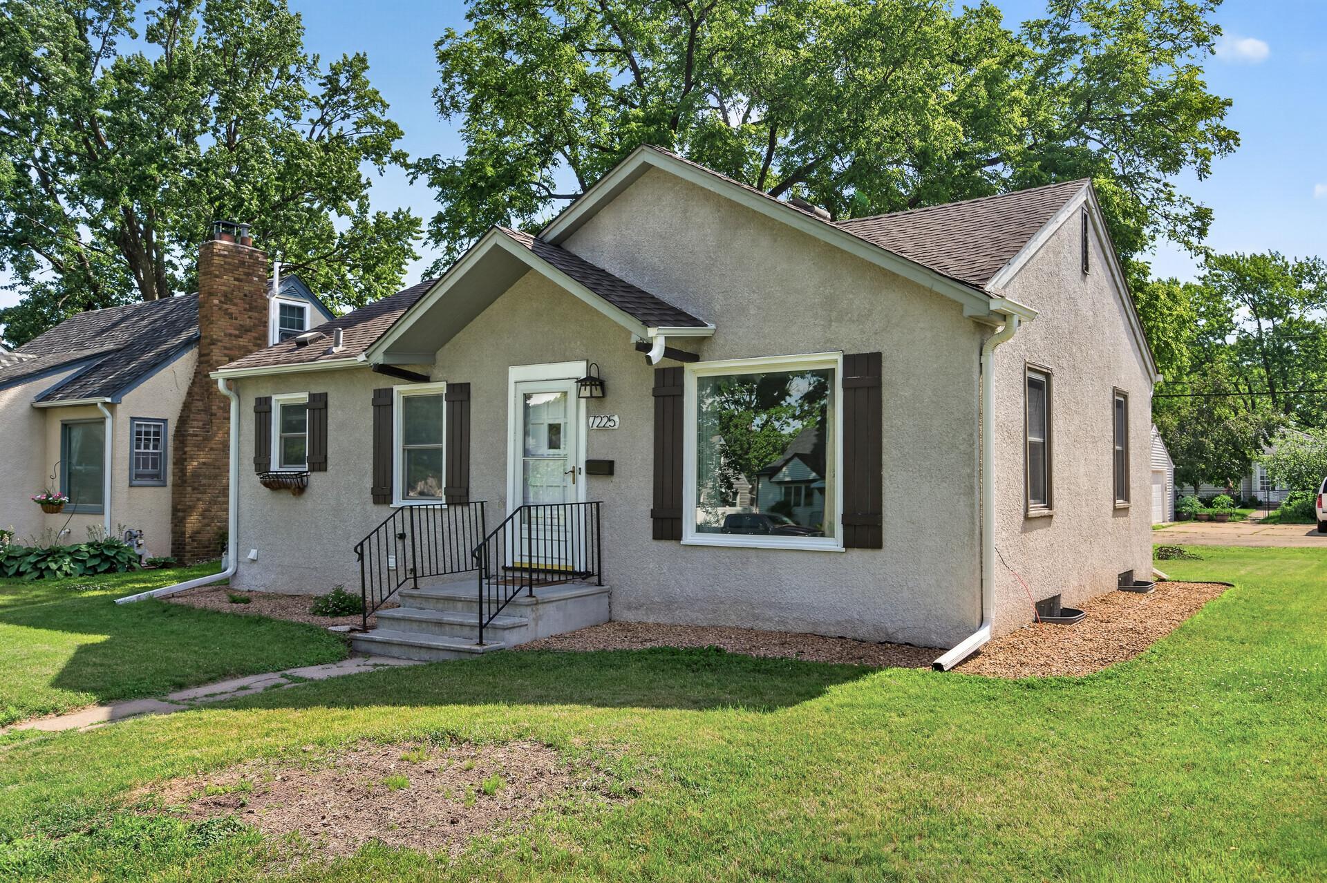 Dont miss out on this homes great location. Close to school, park, easy access to major roads