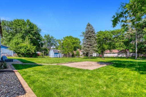 Love this backyard. Bonfire pit for the summers fun!