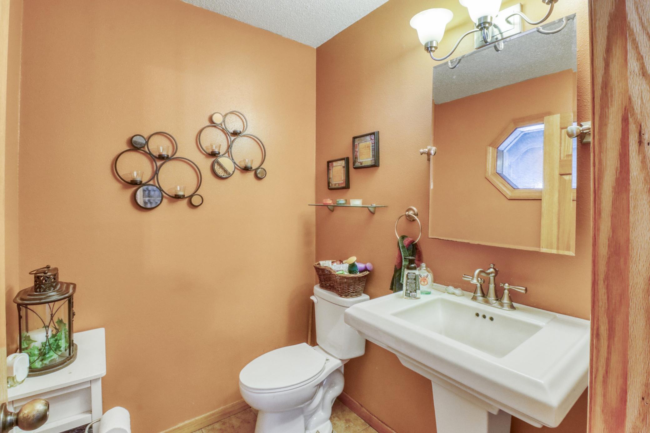 Half-bath1_1.JPG