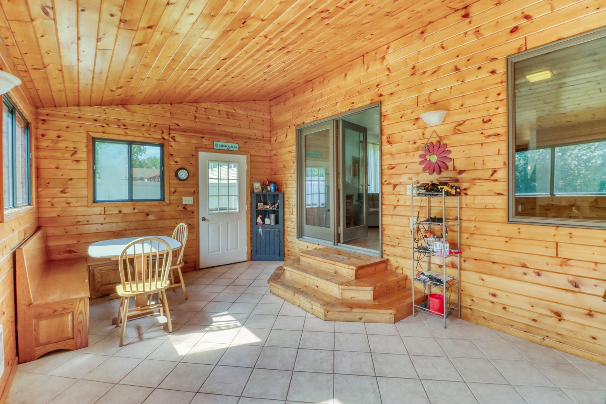 Hottub room1.JPG
