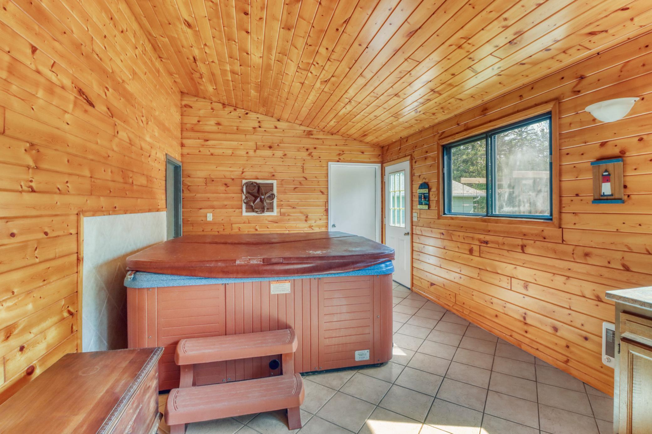 Hottub Room1.2.JPG