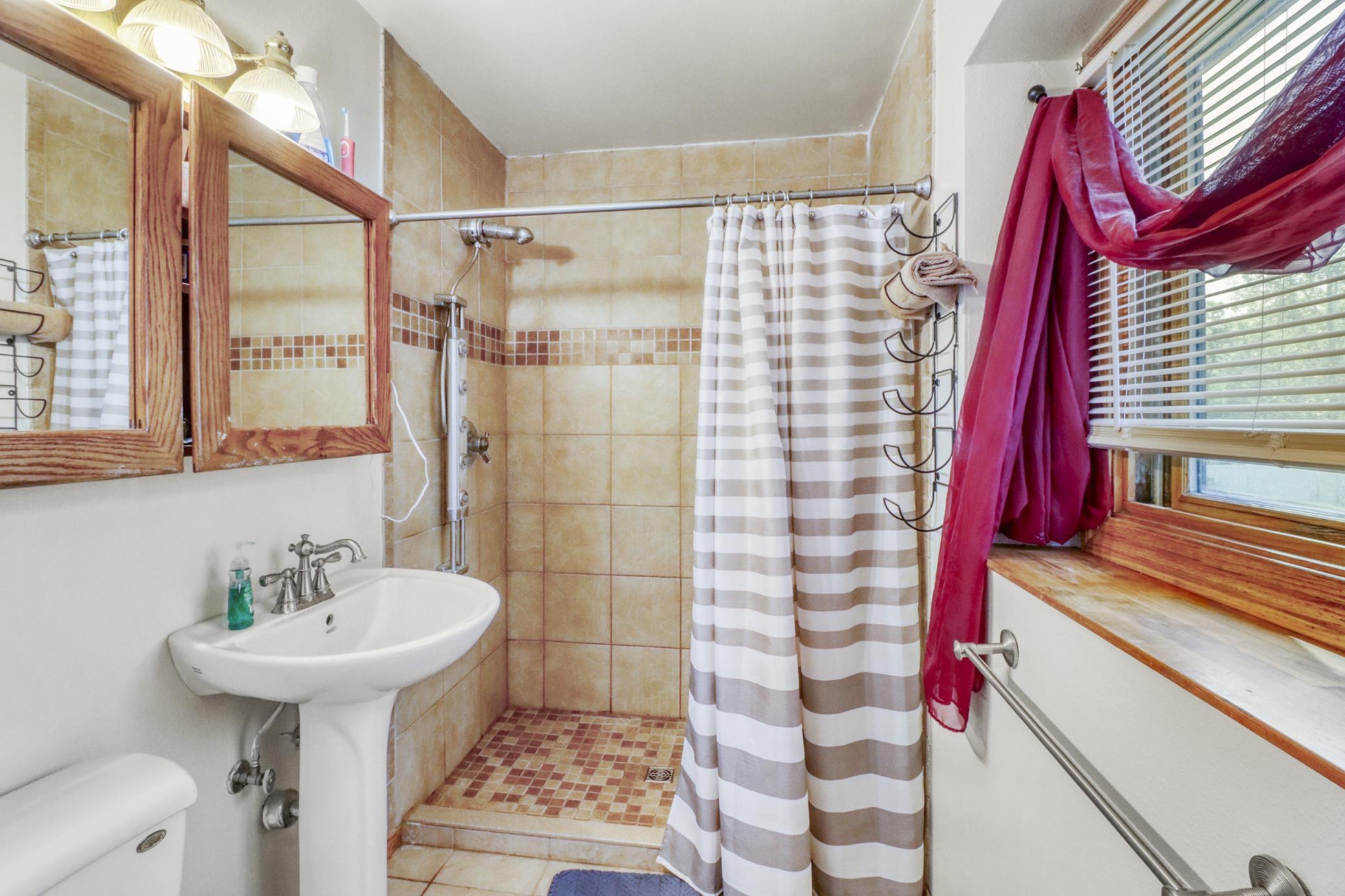 Primary Bathroom1_1 (4).JPG