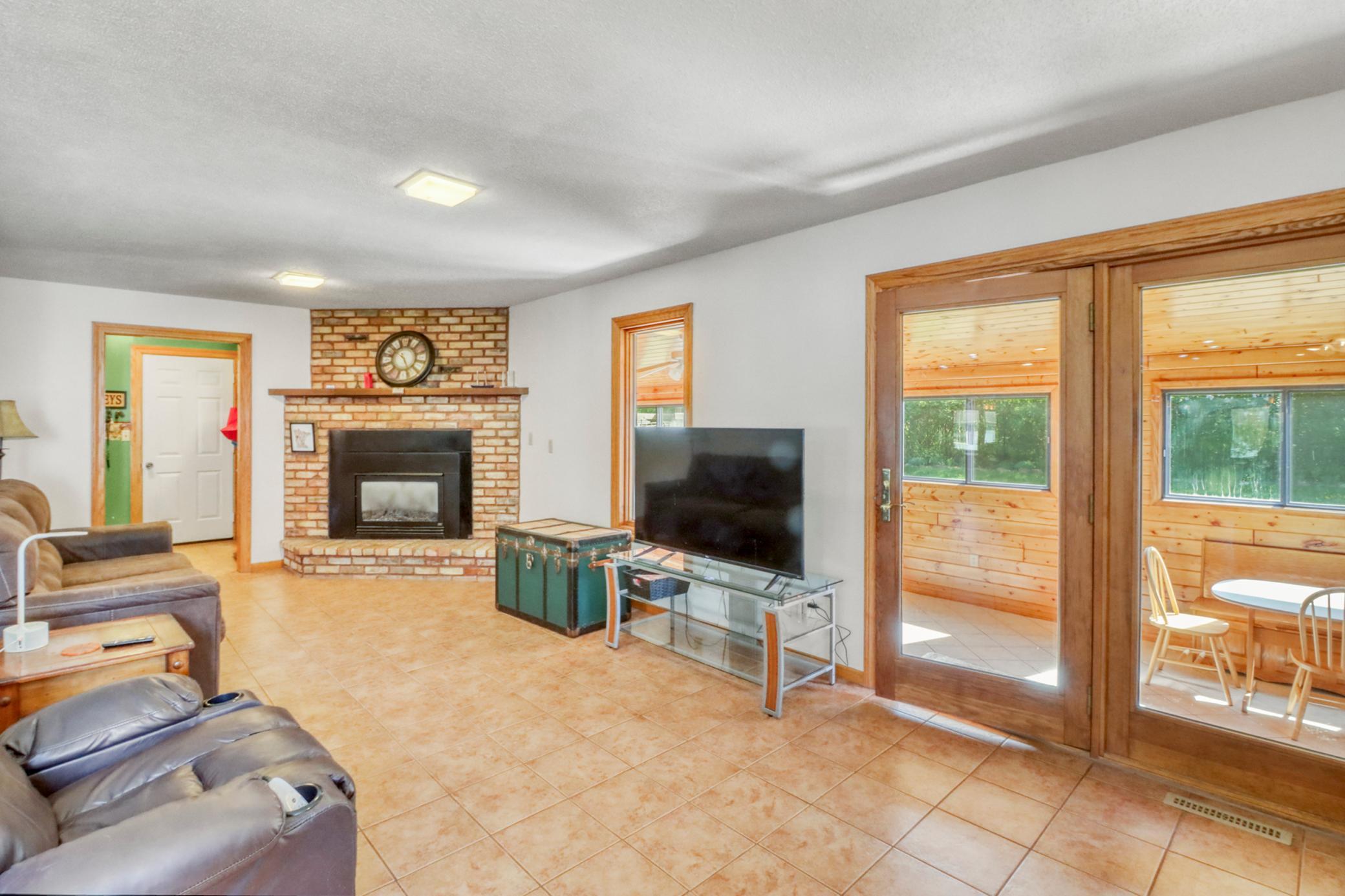 Familyroom1_1 (3).JPG