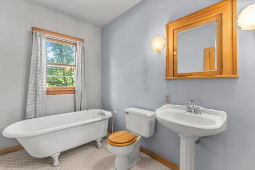1111 Lane Place, Saint Paul, MN 55106