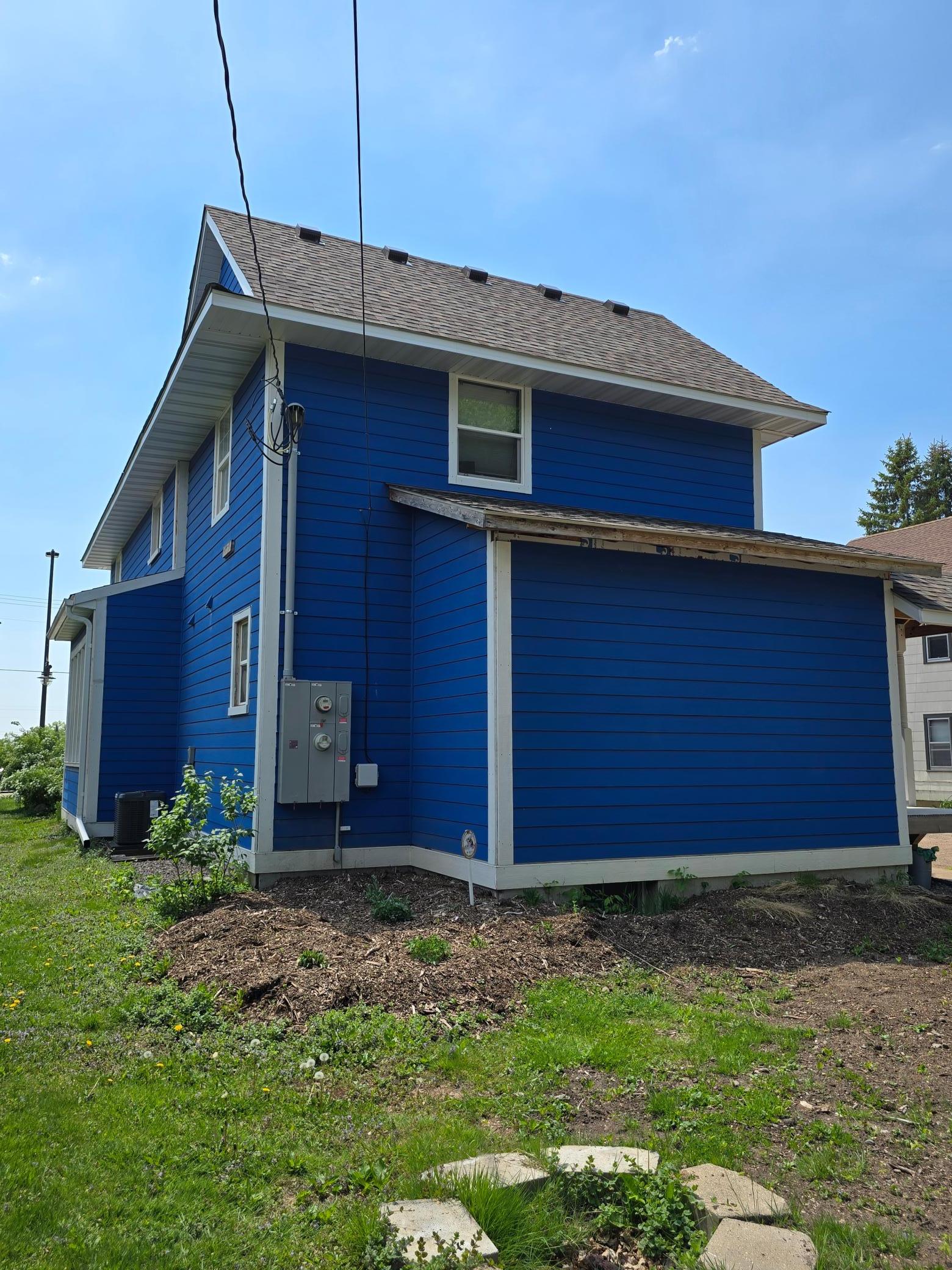 Back side of the building....don't worry more photo's will be loaded soon!