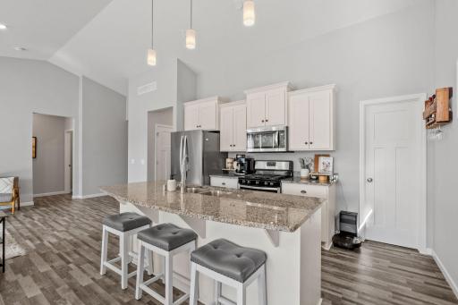 24-web-or-mls-712 South Creek Dr N-24.jpg