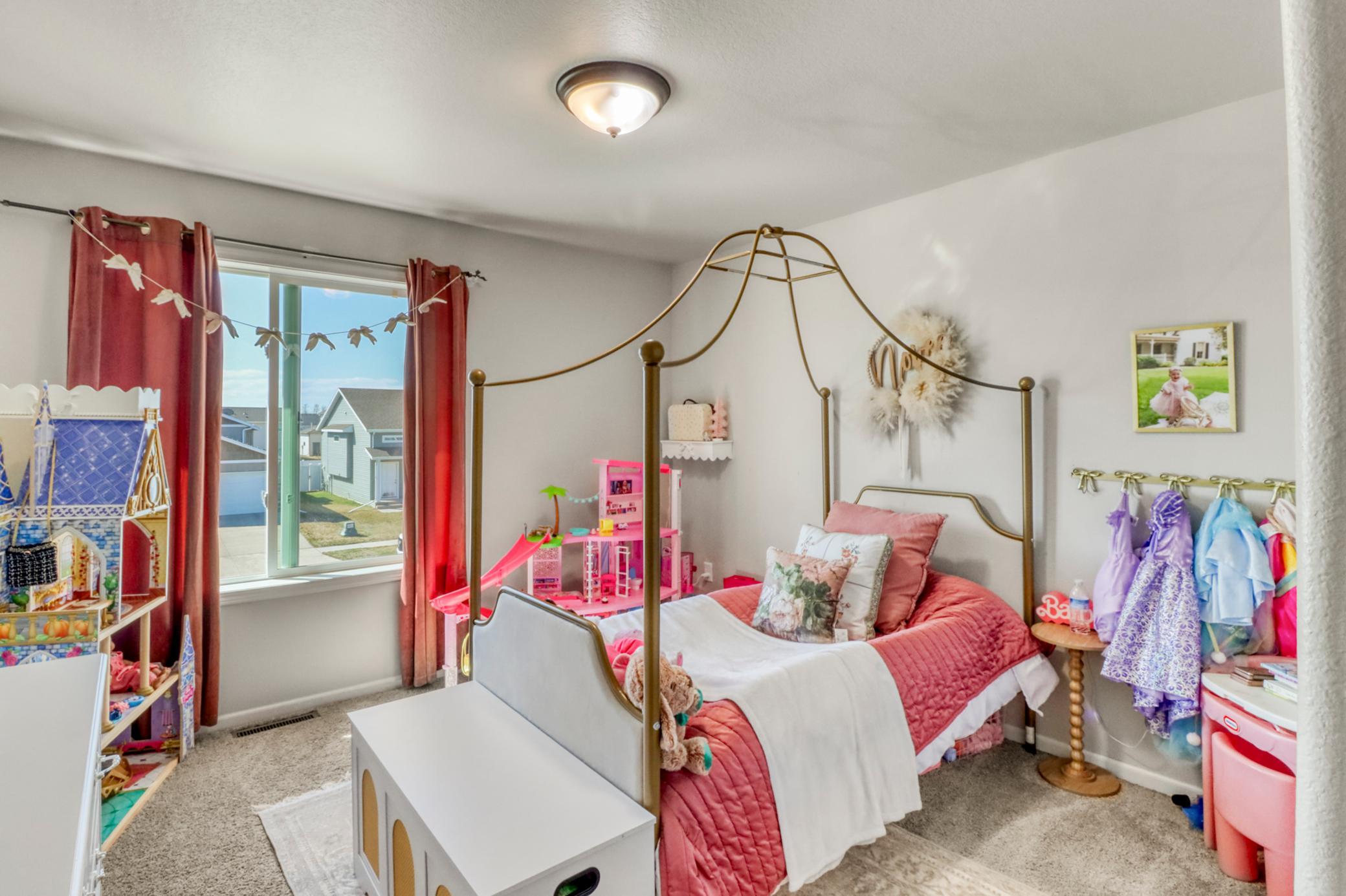 Bedroom1_1.JPG