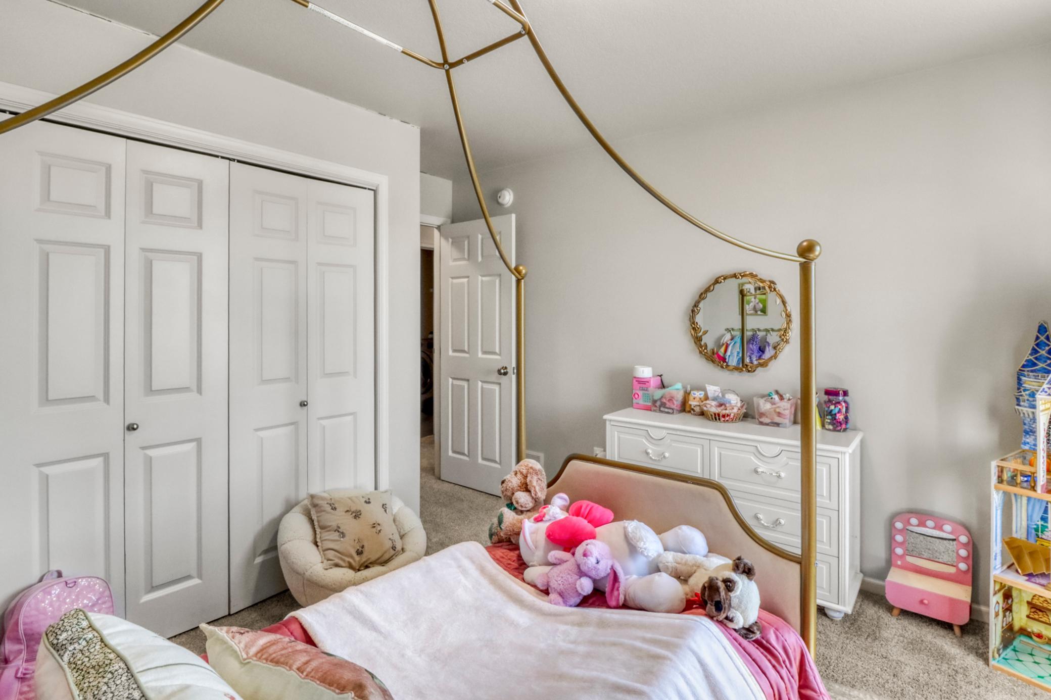 Bedroom1_2.JPG