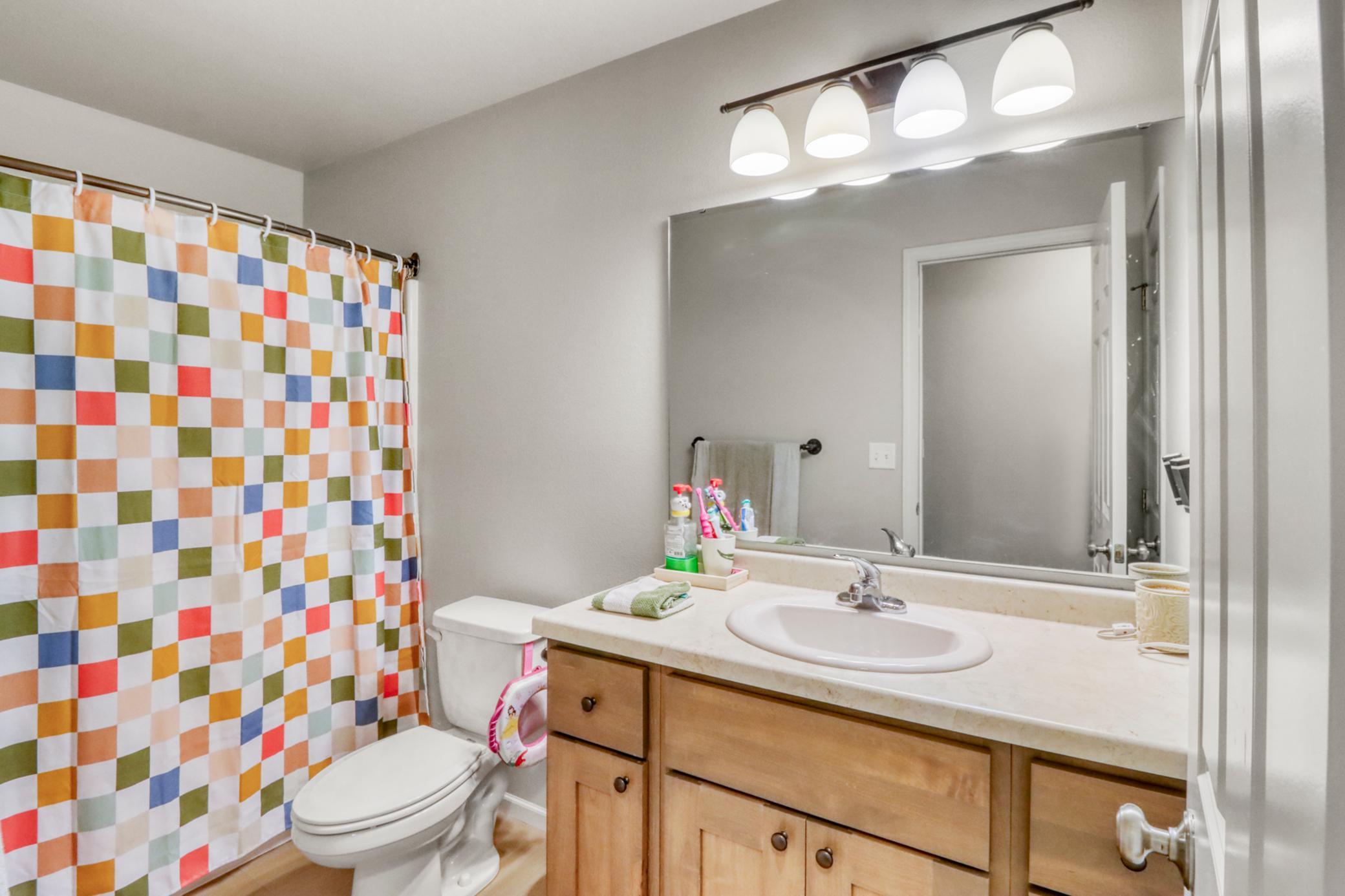 Bathroom1_1.JPG