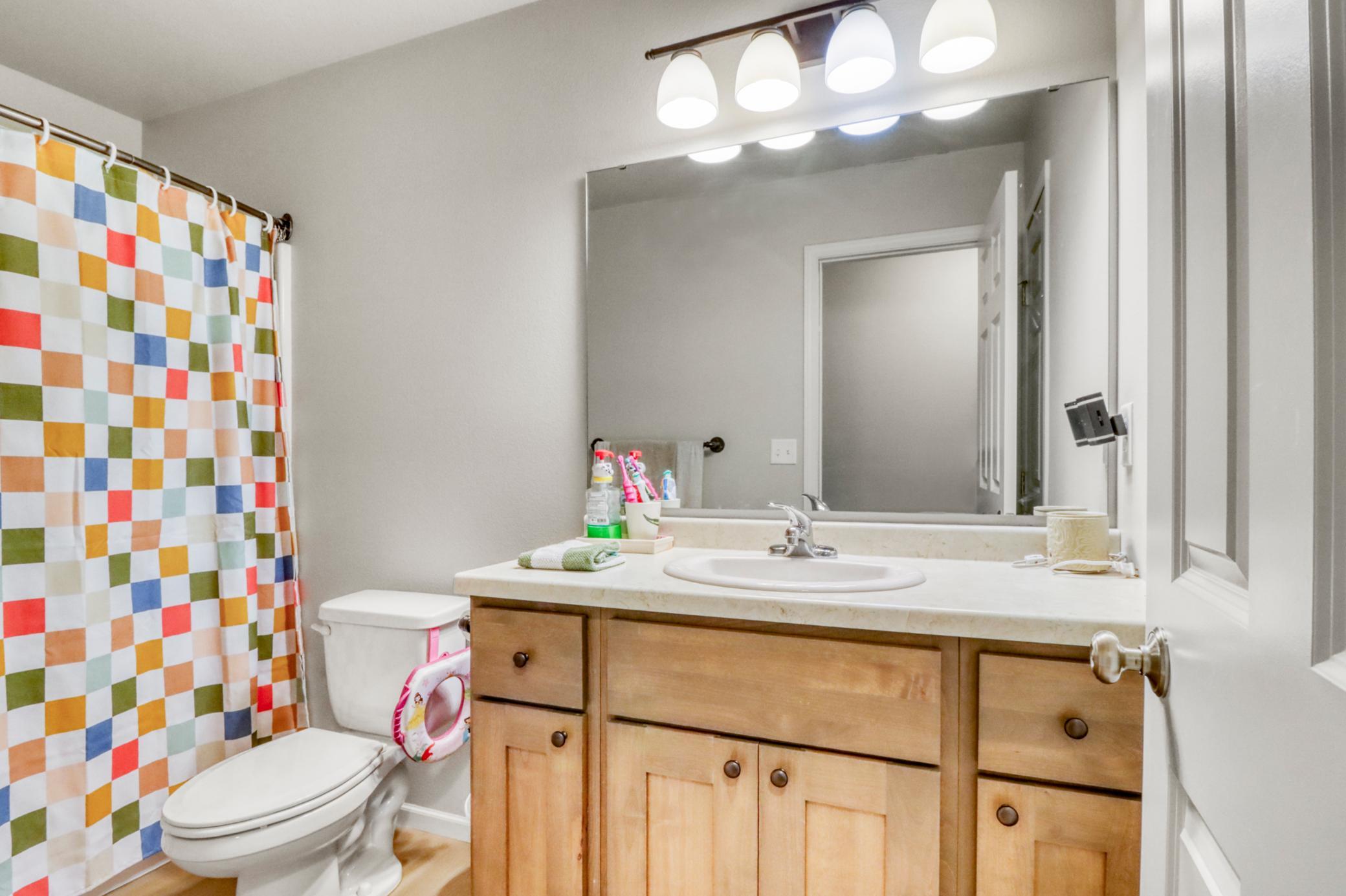 Bathroom1_0.JPG