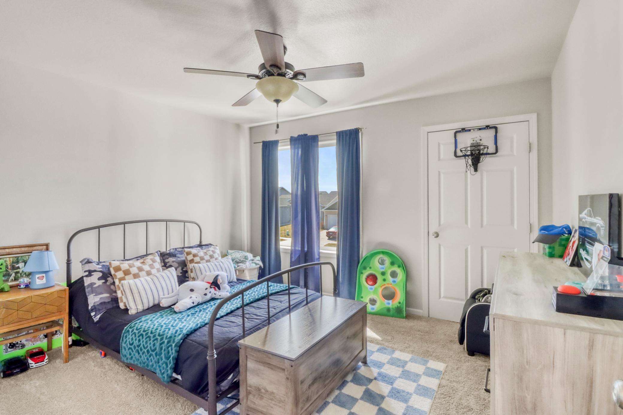 Bedroom2_1.JPG
