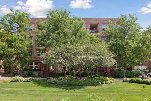 660 building is comfortably set back from city streets