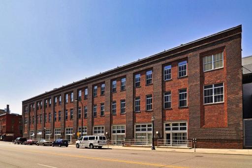 Rare Street-Level Live/Work Opportunity in the North Loop