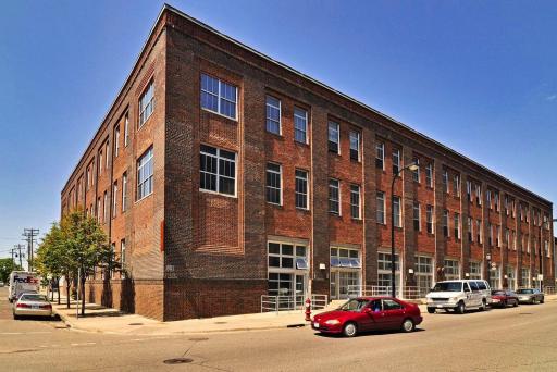 Rare Street-Level Live/Work Opportunity in the North Loop