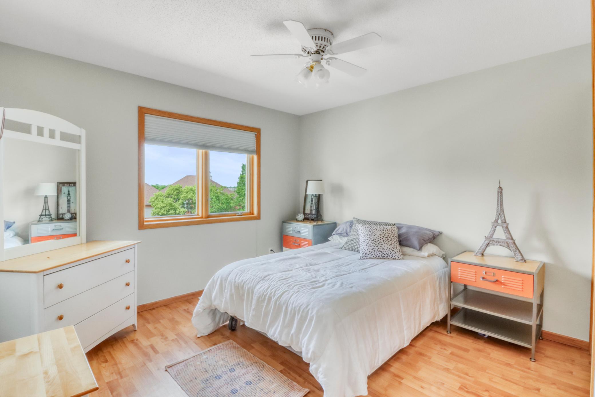 Bedroom2_1.JPG