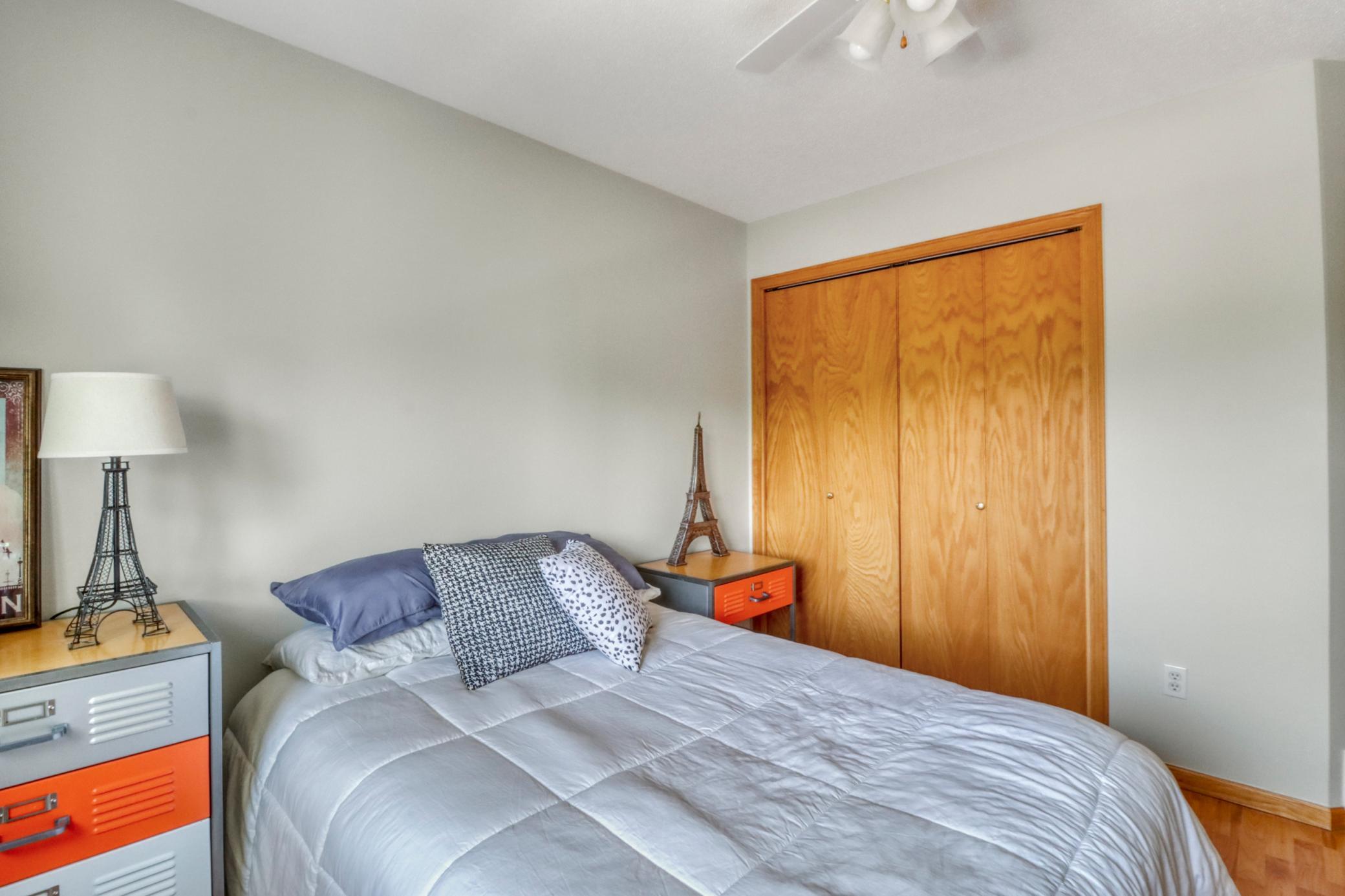 Bedroom2_2.JPG