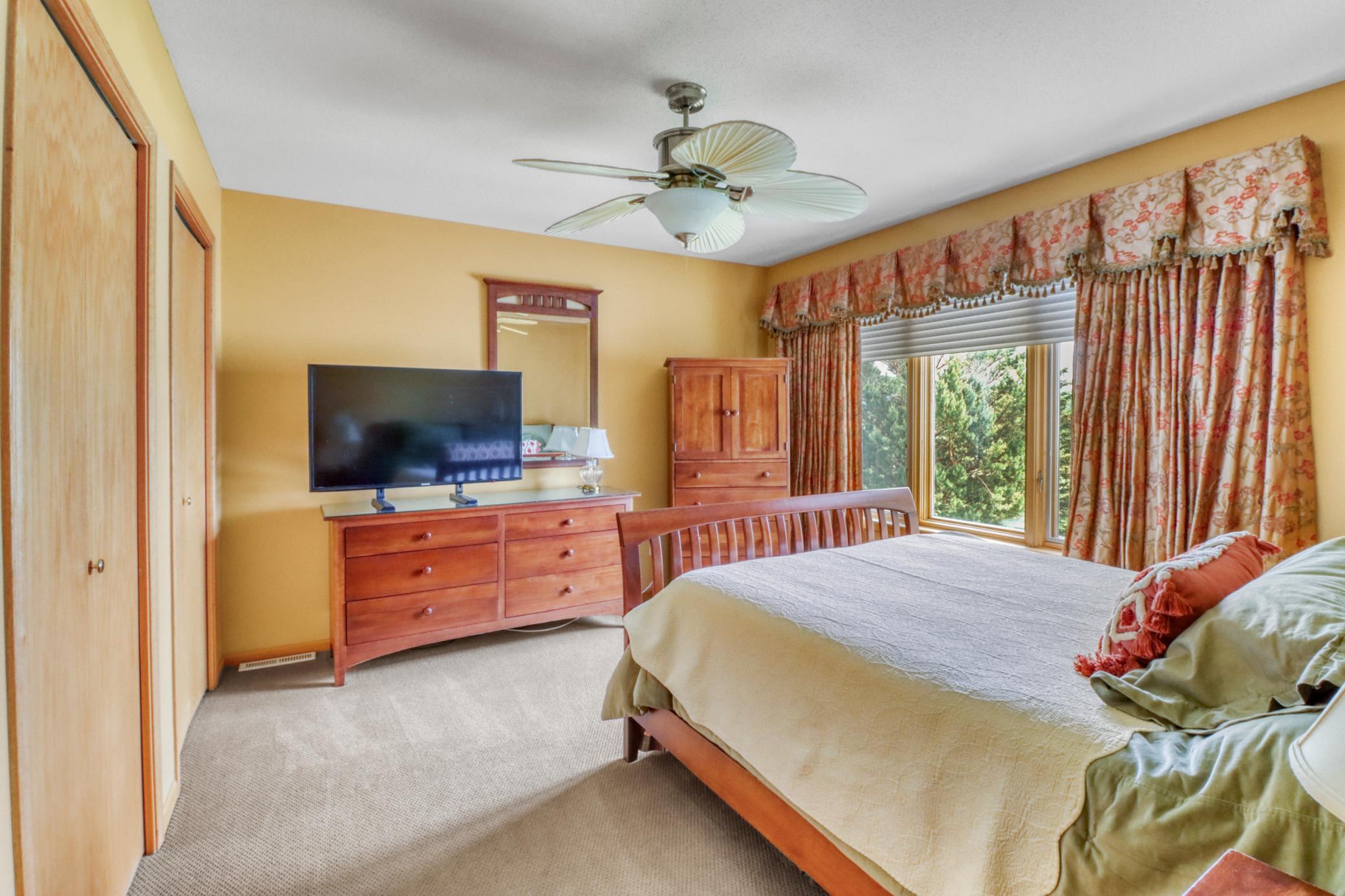 Bedroom1_2.JPG