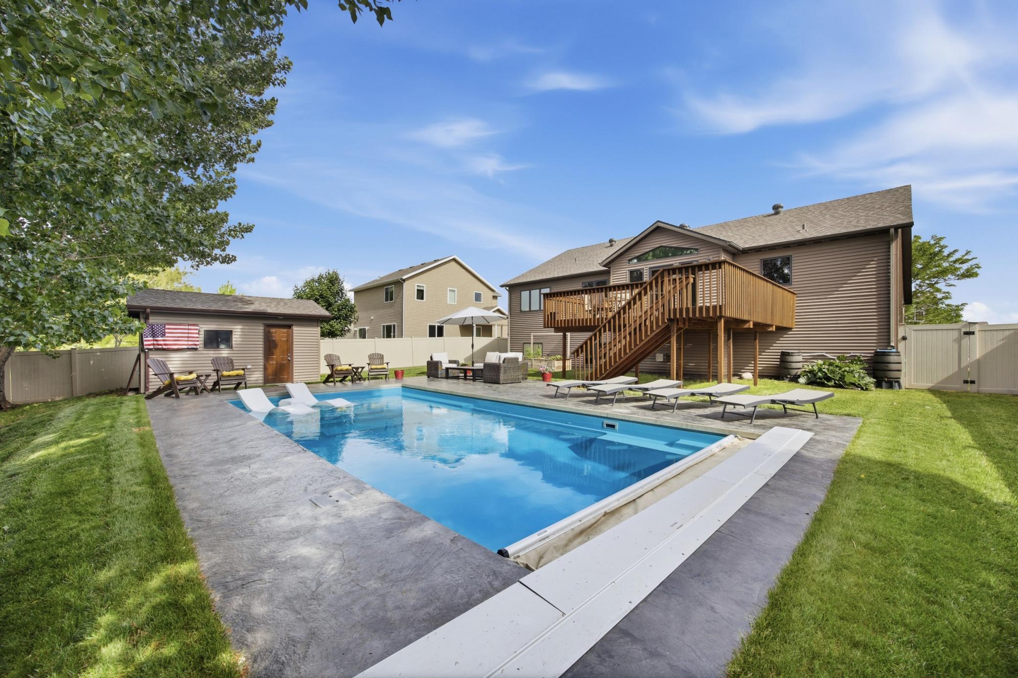Pool / Back Exterior