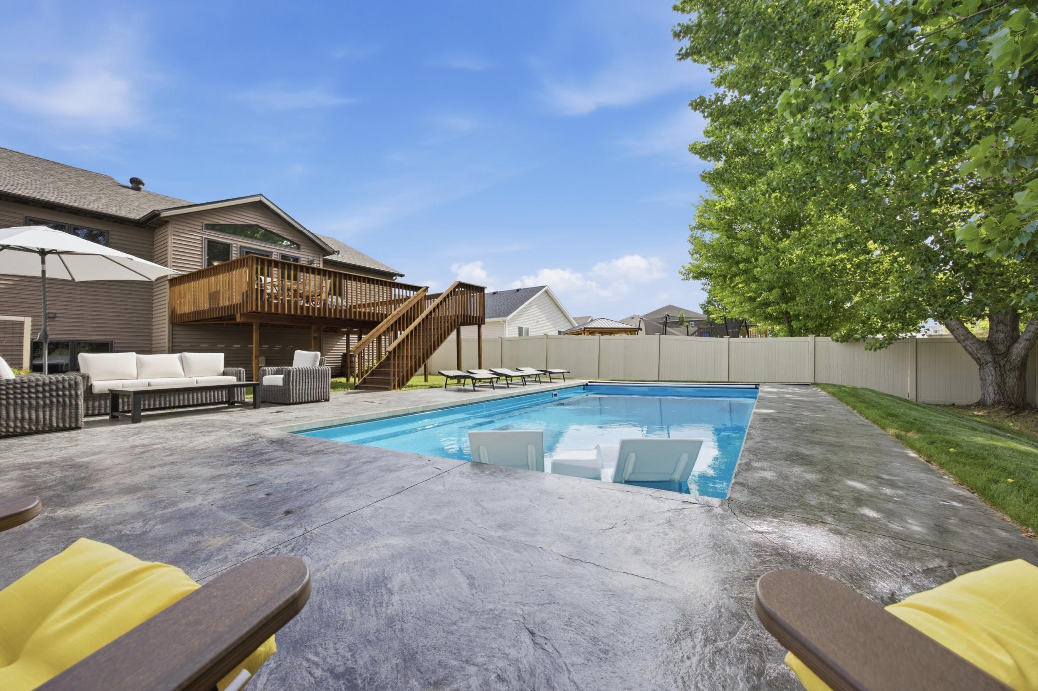 Pool / Back Exterior