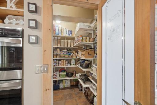 29-Pantry.jpg