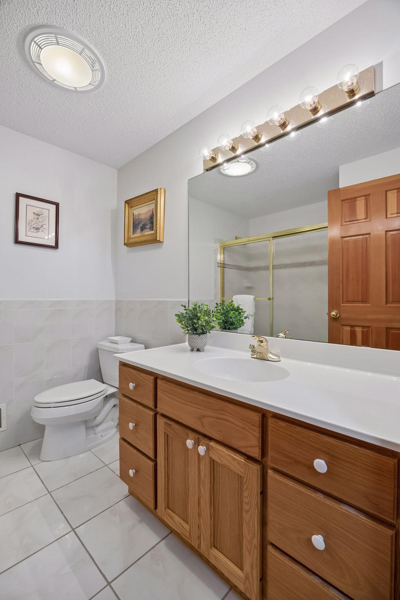 Full bathroom in the lower level, offering added convenience and flexibility for guests or family members using the lower-level living space.