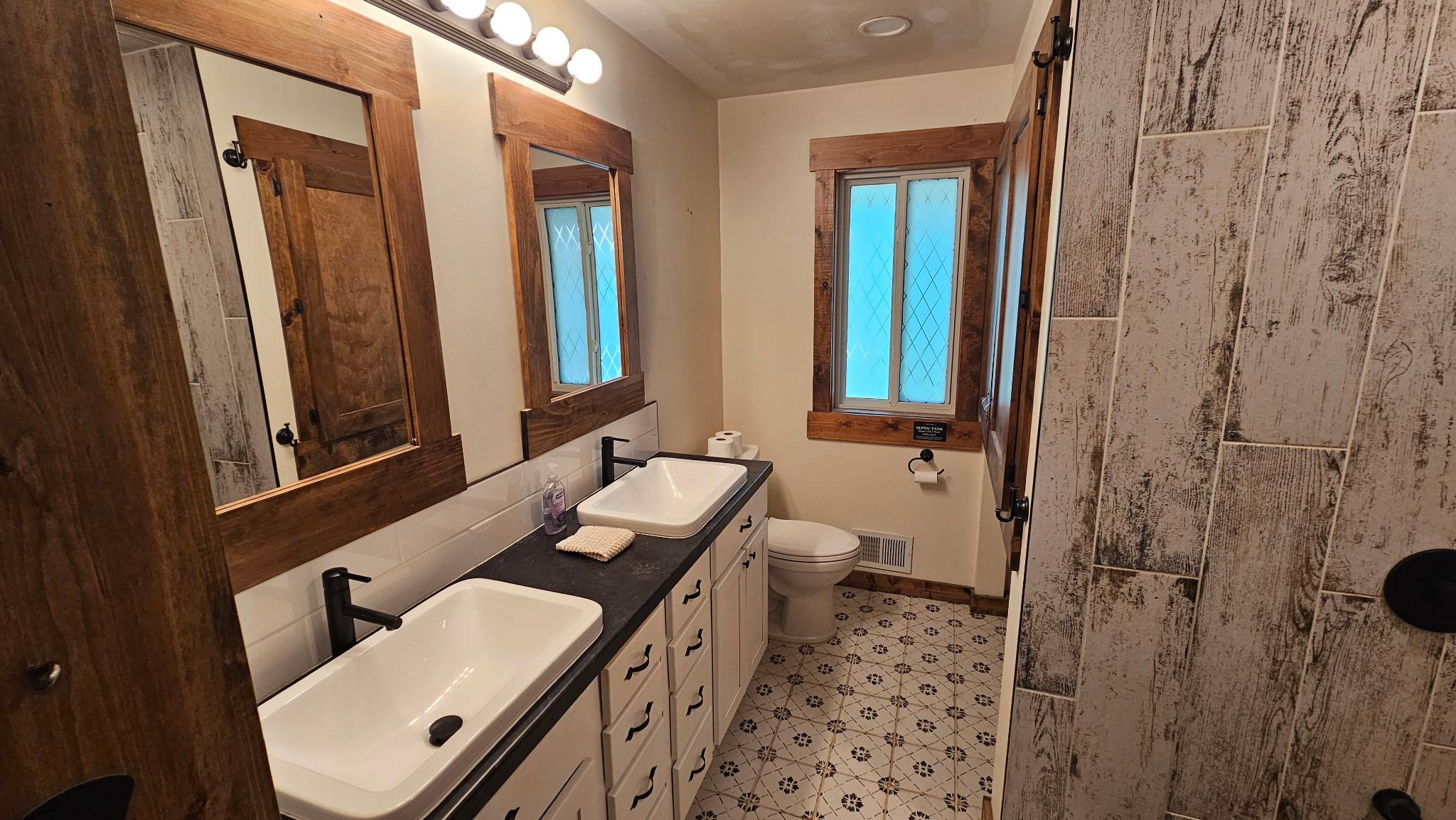 bathroom 1.jpg