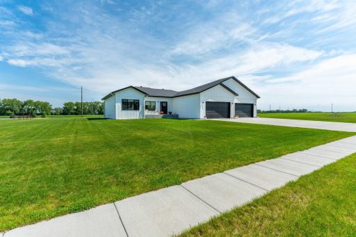 1426 SUMMERWOOD Trail W, Dilworth, MN 56529