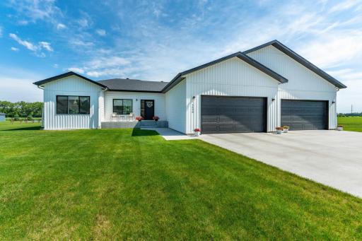 1426 SUMMERWOOD Trail W, Dilworth, MN 56529