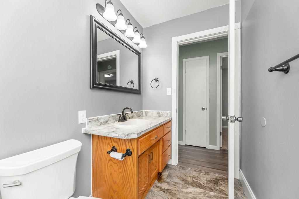 Full Bath to hallway & linen closet