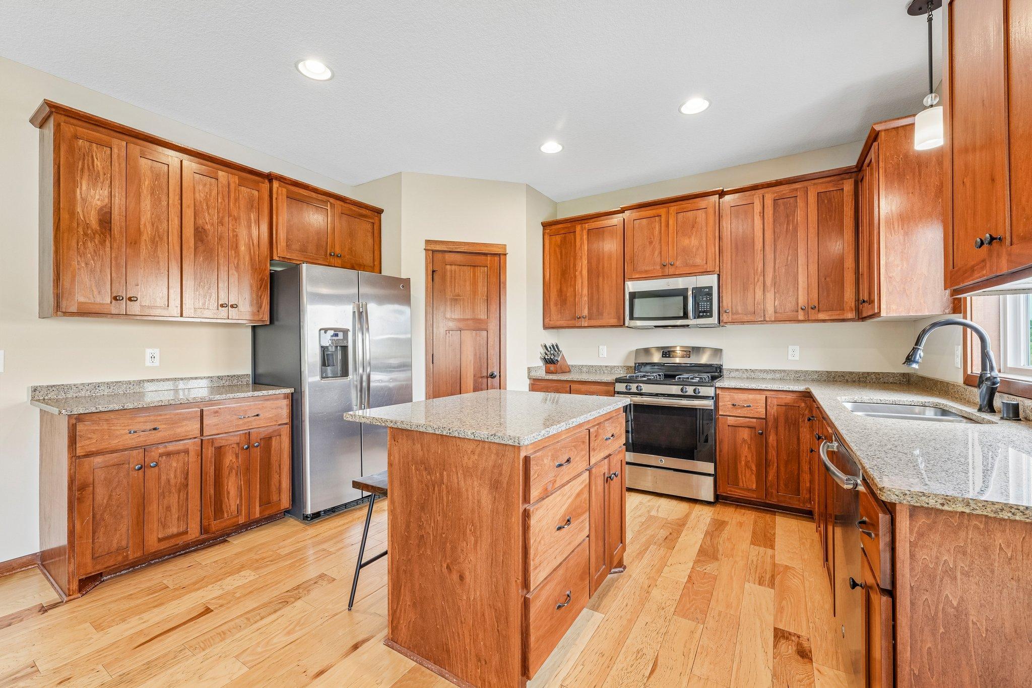 18-web-or-mls-208th St N-S0906-018.jpg