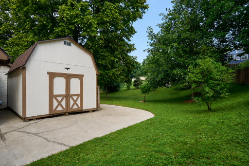 8104 Dakota Lane, Chanhassen, MN 55317
