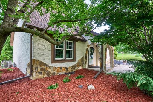 8104 Dakota Lane, Chanhassen, MN 55317