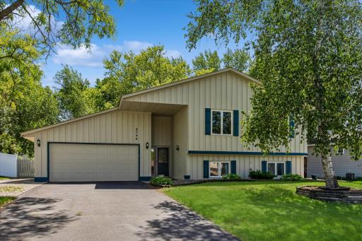 Great curb appeal on this freshly painted split-level