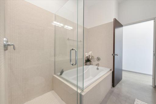 17-5601 Smetana Dr Unit 712 [3119805]- 017.jpg