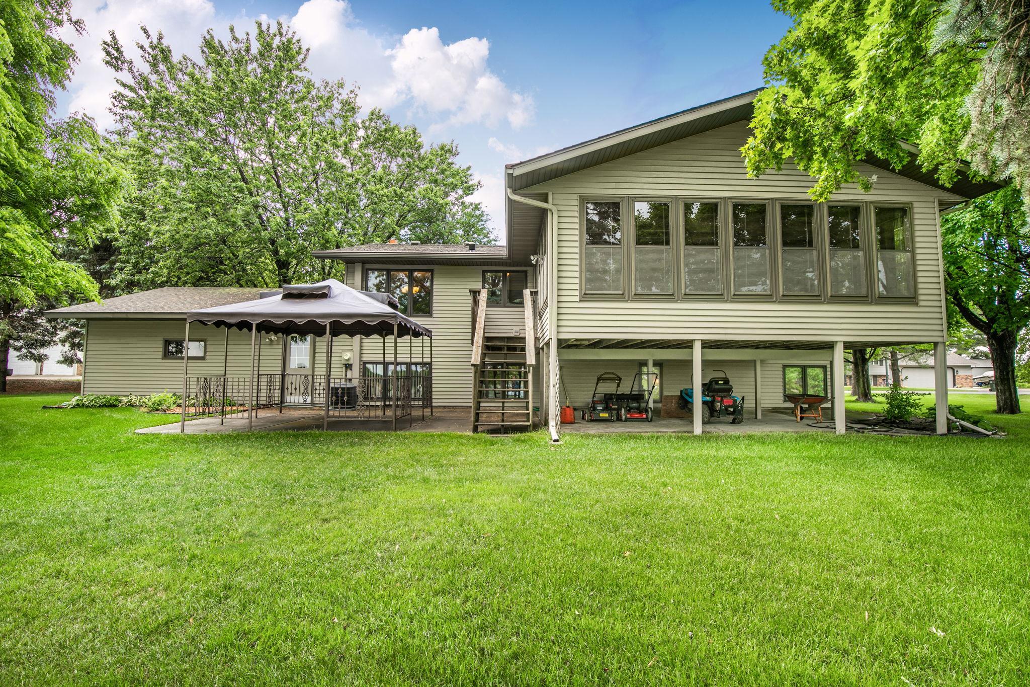 Large lakeside 3 season porch and back patio with additional tuckunder storage for all your lake gear!