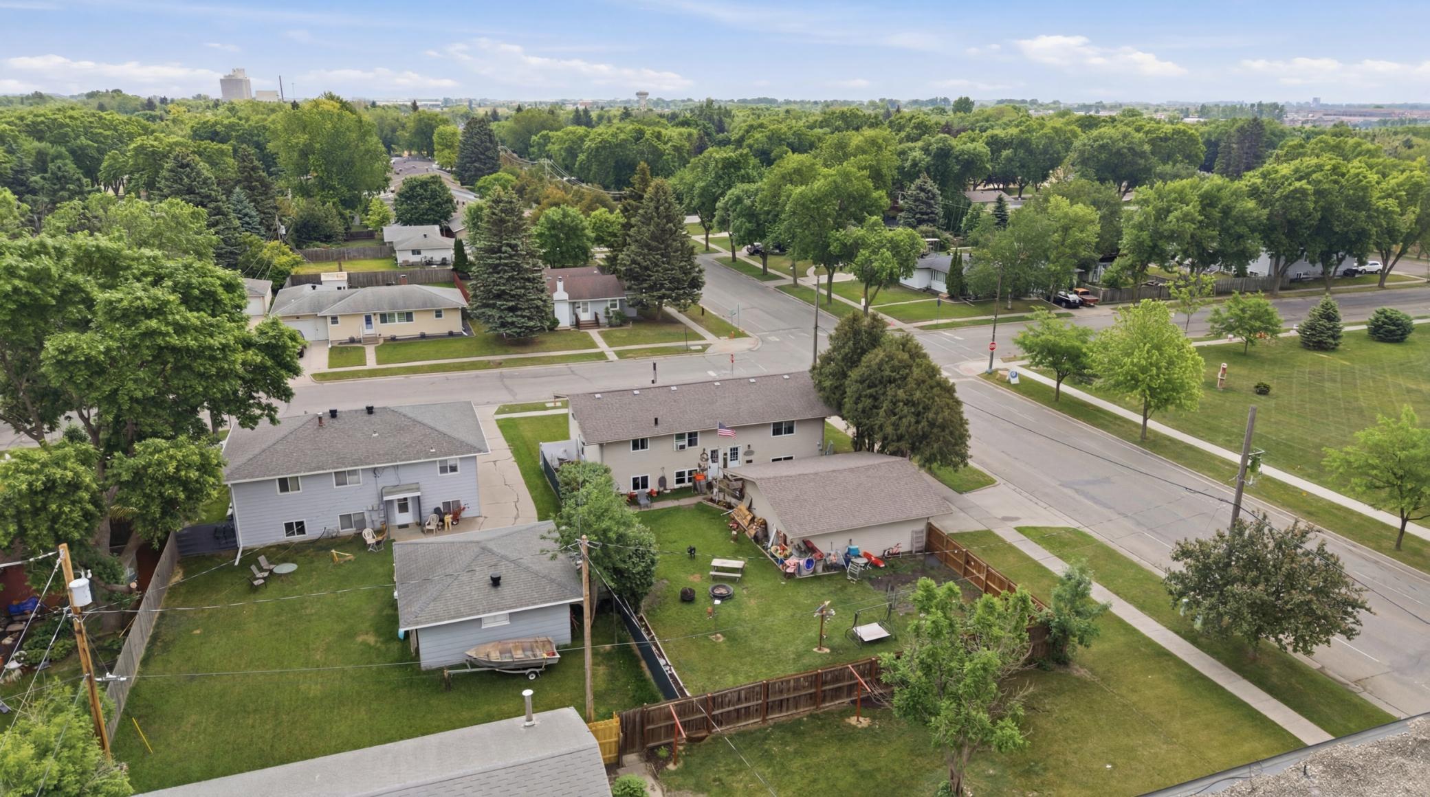 Fenced yard w/2 stall garage